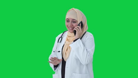 Glücklicher-Muslimischer-Arzt,-Der-Auf-Dem-Grünen-Bildschirm-Des-Telefons-Spricht
