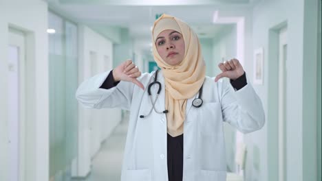 Médico-Musulmán-Decepcionado-Mostrando-Los-Pulgares-Hacia-Abajo