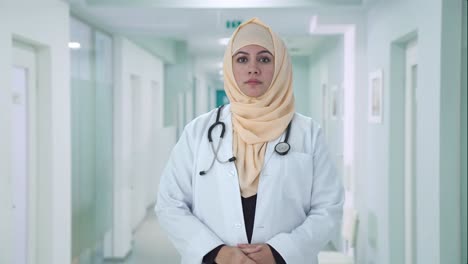 Ernsthafter-Muslimischer-Arzt,-Der-In-Die-Kamera-Schaut