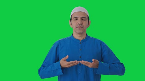 Konzentrierter-Muslimischer-Mann,-Der-Yoga-Auf-Grünem-Bildschirm-Macht