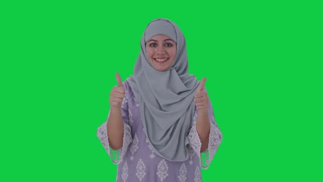 Mujer-Musulmana-Feliz-Mostrando-Los-Pulgares-Hacia-Arriba-En-La-Pantalla-Verde