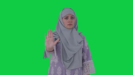 Mujer-Musulmana-Enojada-Pidiendo-Detener-La-Pantalla-Verde