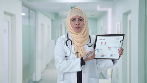 Glücklicher-Muslimischer-Arzt,-Der-Dem-Patienten-Berichte-Erklärt
