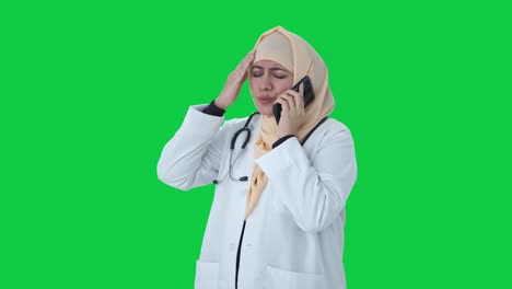 Médico-Musulmán-Enojado-Hablando-Por-Teléfono-Con-Pantalla-Verde