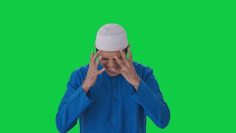 Un-Musulmán-Frustrado-Gritando-A-Alguien-En-Una-Pantalla-Verde