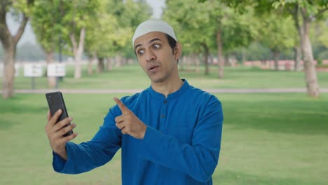 Hombre-Musulmán-Enojado-Gritando-En-Videollamada-Usando-El-Teléfono-En-El-Parque