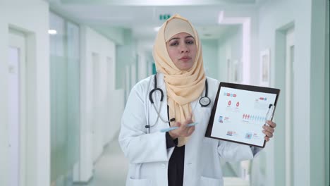 Médico-Musulmán-Explicando-Informes-Al-Paciente.