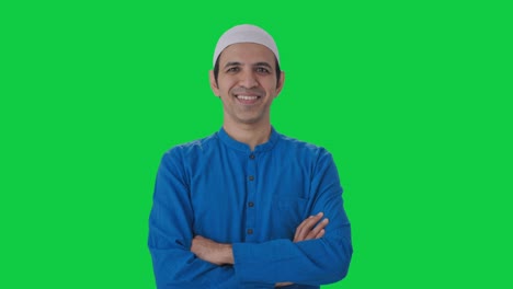Glücklicher-Muslimischer-Mann,-Der-Mit-Gekreuzten-Händen-Auf-Grünem-Bildschirm-Steht