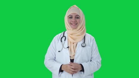 Glücklicher-Muslimischer-Arzt,-Der-Zum-Grünen-Bildschirm-Der-Kamera-Lächelt