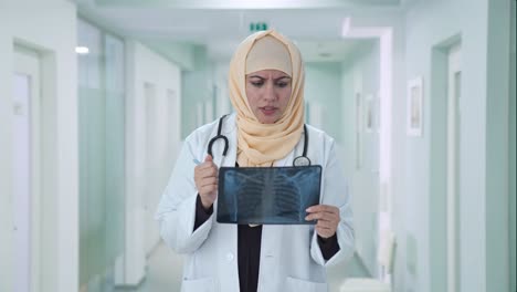Médico-Musulmán-Revisando-El-Informe-De-Rayos-X.