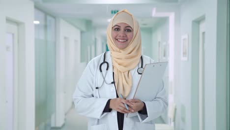 Feliz-Médico-Musulmán-Escuchando-Al-Paciente