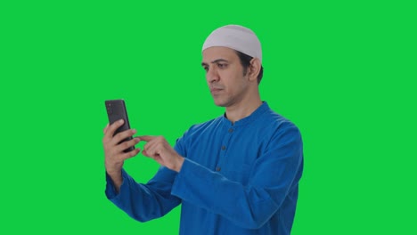 Ernsthafter-Muslimischer-Mann,-Der-Den-Grünen-Bildschirm-Des-Telefons-Benutzt