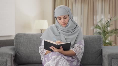 Ernsthafte-Muslimische-Frau,-Die-Ein-Tagebuch-Schreibt