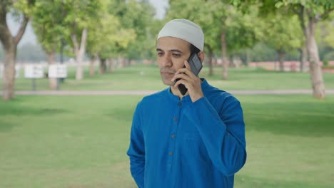 Hombre-Musulmán-Hablando-Por-Teléfono-En-El-Parque