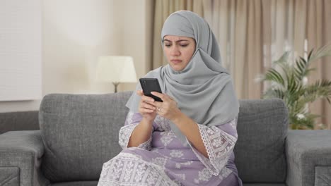 Wütende-Muslimische-Frau,-Die-Jemandem-Eine-Nachricht-Schickt