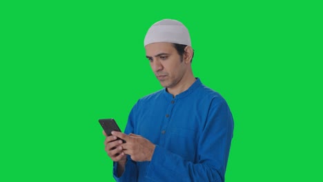 Hombre-Musulmán-Charlando-En-La-Pantalla-Verde-Del-Teléfono