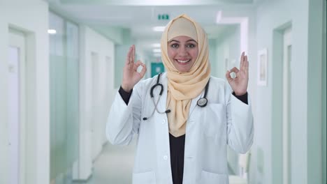 Glücklicher-Muslimischer-Arzt,-Der-Ein-Okay-Zeichen-Zeigt