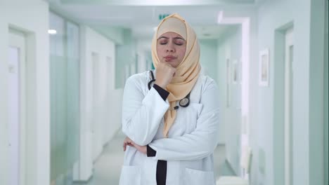 Gestresster-Und-Angespannter-Muslimischer-Arzt