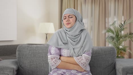 Kranke-Muslimische-Frau,-Die-Unter-Magenschmerzen-Leidet