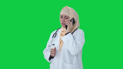 Muslimischer-Arzt,-Der-Auf-Dem-Grünen-Bildschirm-Des-Telefons-Spricht