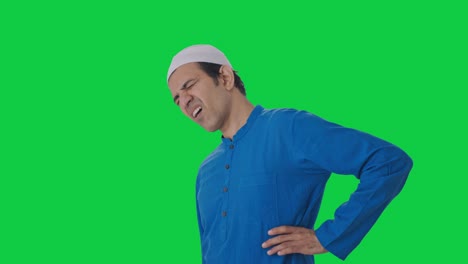 Muslimischer-Mann-Leidet-Unter-Rückenschmerzen,-Grüner-Bildschirm