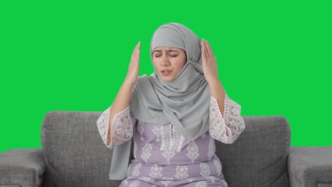 Wütende-Muslimische-Frau,-Die-Mit-Jemandem-Auf-Grünem-Bildschirm-Spricht