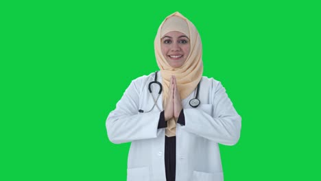 Glücklicher-Muslimischer-Arzt,-Der-Namaste-Green-Screen-Macht