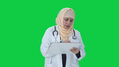 Médico-Musulmán-Escribiendo-Medicamentos-Para-Pantalla-Verde-Del-Paciente.