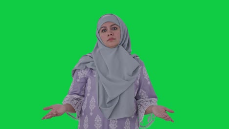 Verwirrte-Muslimische-Frau-Stellt-Welche-Frage-Auf-Grünem-Bildschirm