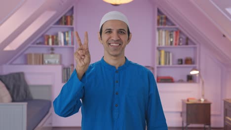 Hombre-Musulmán-Feliz-Mostrando-El-Signo-De-La-Victoria