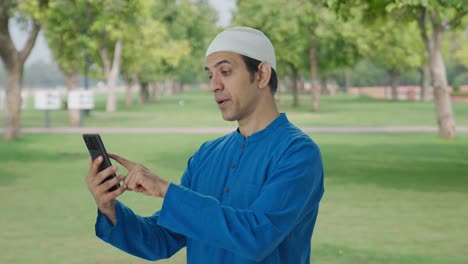 Schläfriger-Muslimischer-Mann-Benutzt-Telefon-Im-Park
