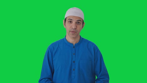 Ernsthafter-Muslimischer-Mann,-Der-Mit-Dem-Grünen-Bildschirm-Der-Kamera-Spricht