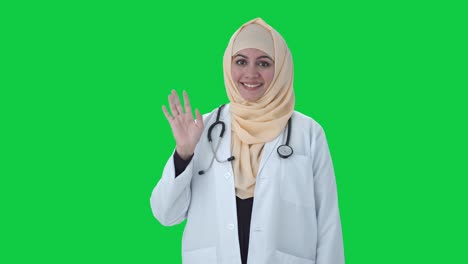 Glücklicher-Muslimischer-Arzt,-Der-„Hallo“-Auf-Grünem-Bildschirm-Sagt
