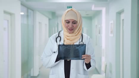 Glücklicher-Muslimischer-Arzt,-Der-Die-Röntgendiagnose-überprüft