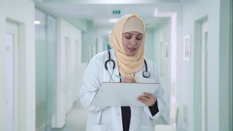 Glücklicher-Muslimischer-Arzt,-Der-Medikamente-Für-Patienten-Schreibt