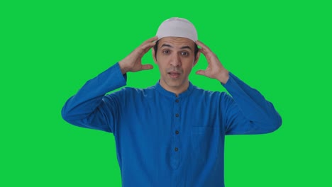 Kranker-Muslimischer-Mann,-Der-Unter-Kopfschmerzen-Leidet,-Grüner-Bildschirm