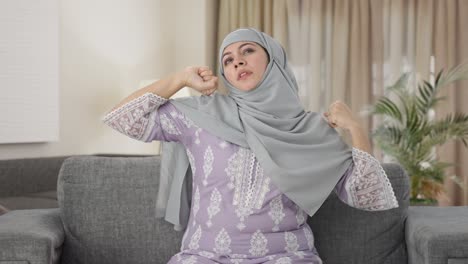 Schläfrige-Und-Müde-Muslimische-Frau