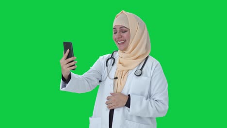Feliz-Médico-Musulmán-Hablando-En-Videollamada-Pantalla-Verde