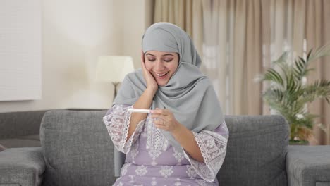 Glückliche-Muslimische-Frau,-Die-Den-Schwangerschaftstest-überprüft