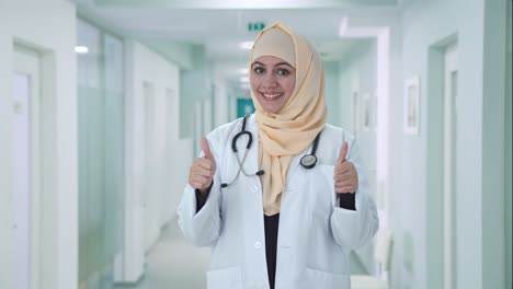 Feliz-Médico-Musulmán-Mostrando-Los-Pulgares-Hacia-Arriba