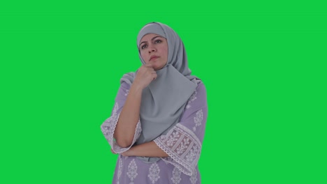 Verwirrte-Muslimische-Frau-Denkt-Etwas-Auf-Grünem-Bildschirm