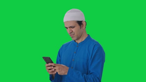 Hombre-Musulmán-Enojado-Charlando-En-La-Pantalla-Verde-Del-Teléfono