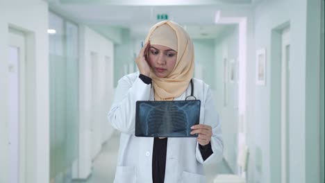 Médico-Musulmán-Estresado-Revisando-El-Informe-De-Rayos-X