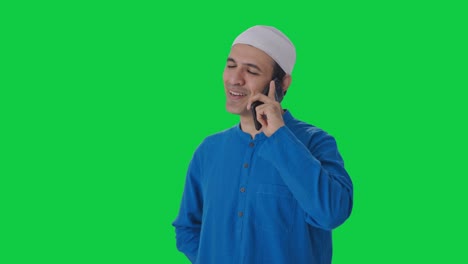 Hombre-Musulmán-Feliz-Hablando-Por-Teléfono-Con-Pantalla-Verde