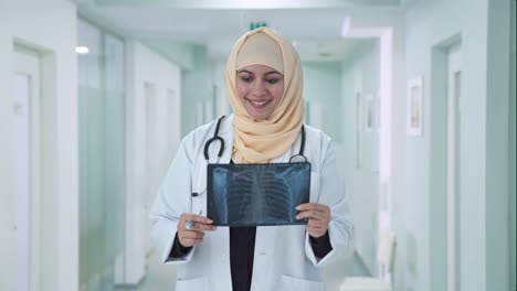 Glücklicher-Muslimischer-Arzt,-Der-Den-Röntgenbericht-überprüft