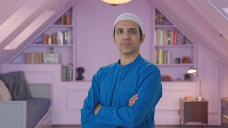 Porträt-Eines-Selbstbewussten-Muslimischen-Mannes,-Der-Mit-Gekreuzten-Händen-Steht
