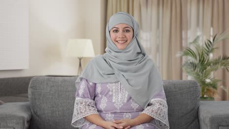 Glückliche-Muslimische-Frau-Lächelt-In-Die-Kamera