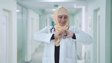 Feliz-Médico-Musulmán-Mostrando-Signo-De-Corazón