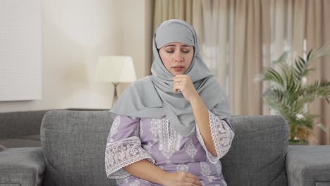 Kranke-Muslimische-Frau,-Die-An-Fieber-Leidet