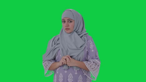 Heilige-Und-ängstliche-Muslimische-Frau,-Grüner-Bildschirm